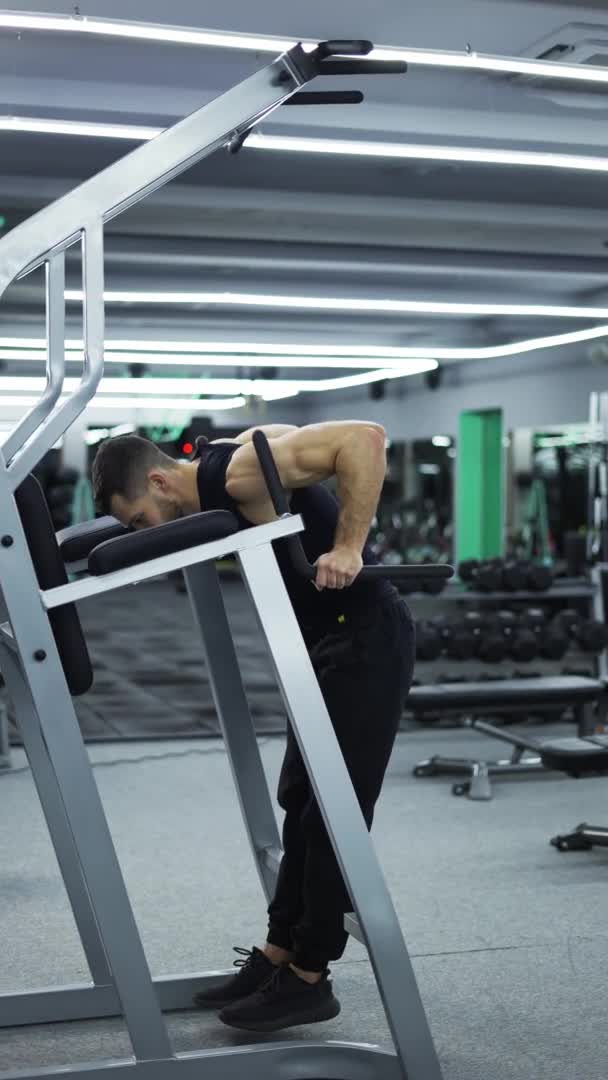 Muž Kulturista Tlačí Nahoru Dolů Zatímco Intenzivní Cvičení Fitness Klubu — Stock video