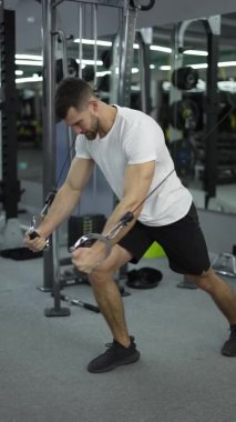 Spor salonundaki vücut geliştirici adam kulaklıklarla el sıkışıyor, ağır çekimde..