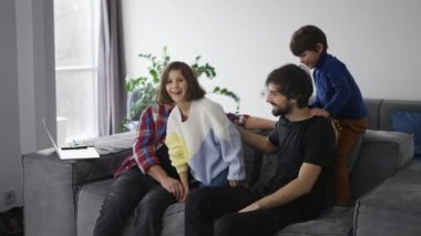 Mutlu aile eğlenir ve birlikte vakit geçirir. Büyükbaba, oğul ve çocuklar..
