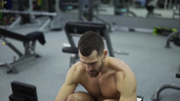 Muscular Guy Rowing Machine Exercise Intense Endurance Workout — Stock Video