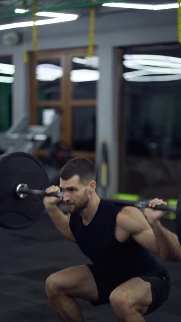 Allenamento Muscolare Uomo Con Bilanciere Facendo Squat Palestra — Video Stock