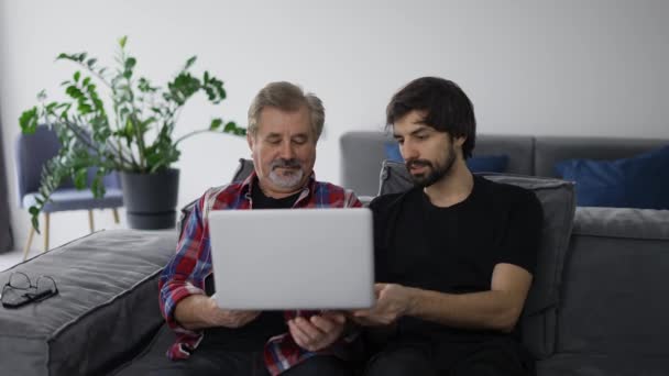 Mladý Muž Výuka Starý Táta Pomocí Internetu Line Počítačem Gauči — Stock video