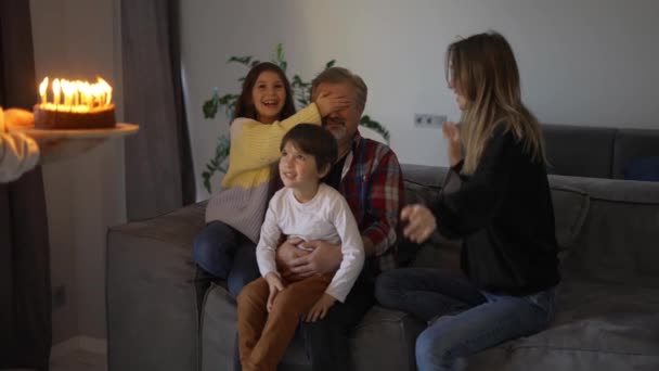 Χαρούμενος Παππούς Κλειστά Μάτια Φυσάει Κεριά Στην Τούρτα Γενεθλίων Την — Αρχείο Βίντεο
