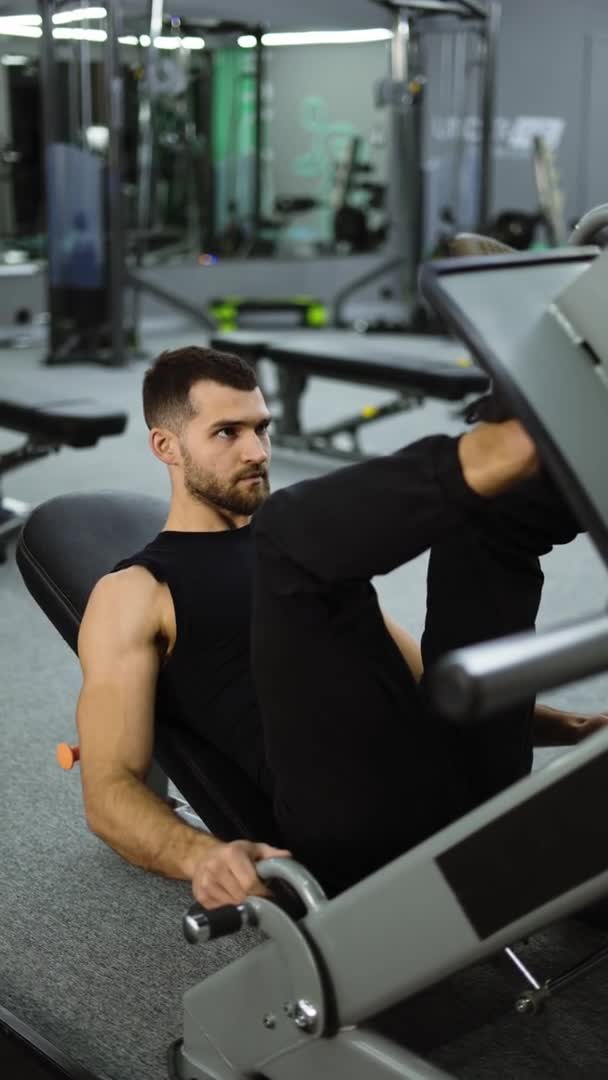 Pionowe Wideo Muskularnego Mężczyzny Wykonuje Ćwiczenia Sportowym Urządzeniu Treningowym Dla — Wideo stockowe