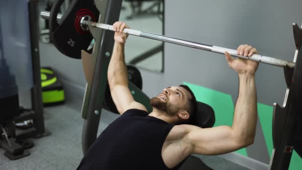 Men Laying Working Out Barbell Bench Press Gym — Stockvideo