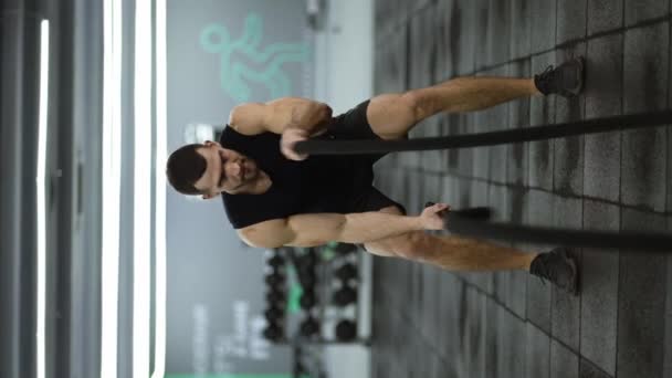 Hombre Musculoso Atractivo Haciendo Ejercicio Gimnasio Usando Cuerdas Batalla Con — Vídeos de Stock