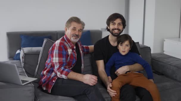 Retrato Hombres Caucásicos Felices Tres Generaciones Sonriendo Cámara Casa Sentados — Vídeo de stock