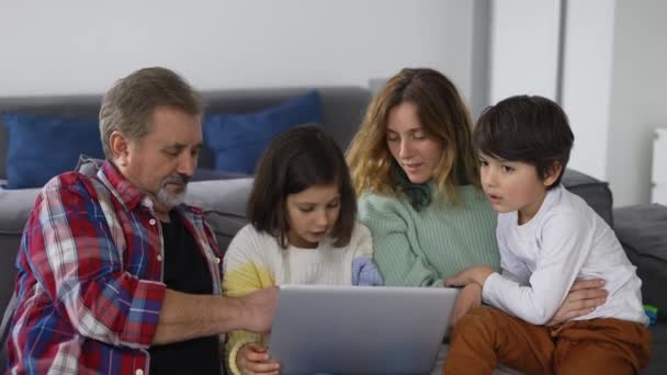 Παππούς Δύο Εγγόνια Και Κόρη Κάνει Βιντεοκλήση Χρησιμοποιώντας Φορητό Υπολογιστή — Αρχείο Βίντεο