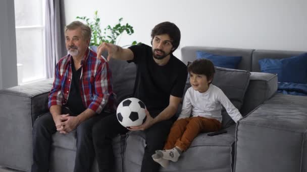 Tres Generaciones Hombres Relajan Sofá Sala Estar Ver Partido Fútbol — Vídeo de stock