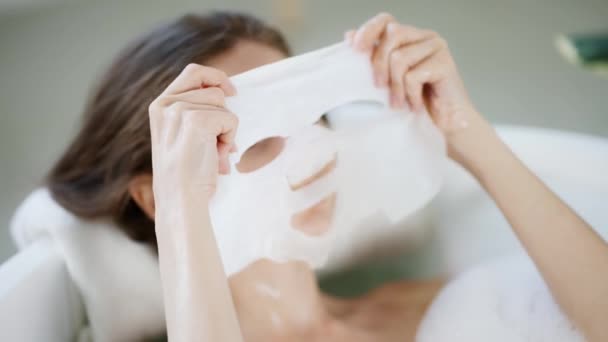 Jovem Mulher Doméstica Posando Aplicar Máscara Facial Tecido Para Cuidados — Vídeo de Stock