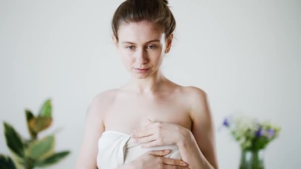Retrato Uma Mulher Com Rosto Fresco Limpo Mãos Banheiro Leve — Vídeo de Stock