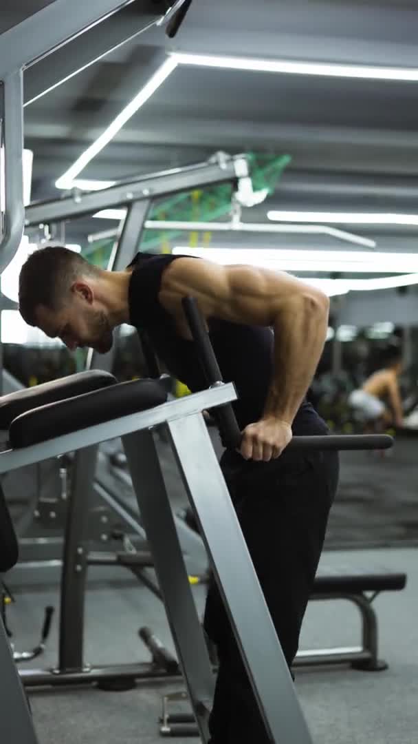 Sportovní Muž Tréninkové Síly Tlačit Nahoru Vytáhnout Cvičení Tyče Tělocvičně — Stock video