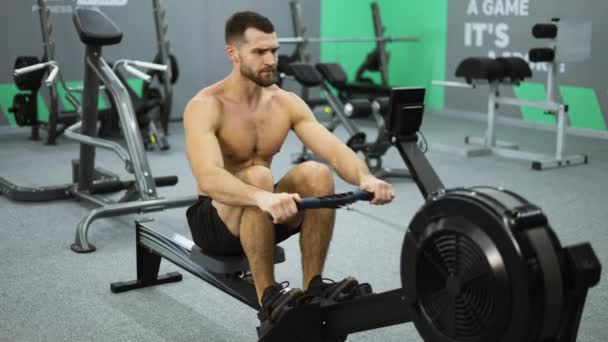 Fitness Muž Atlet Trénink Veslování Stroj Cvičení Intenzivní Vytrvalost Cvičení — Stock video