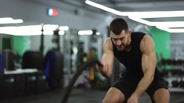 Soustředěný Svalnatý Muž Cvičí Tělocvičně Pomocí Bojových Lan — Stock video