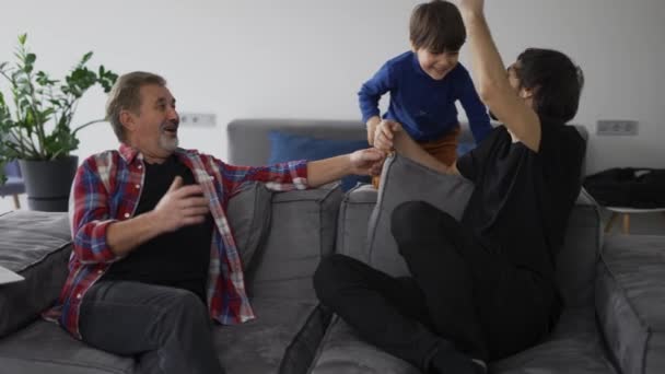 Retrato Três Homens Felizes Caucasianos Geração Sorrindo Divertindo Juntos Casa — Vídeo de Stock