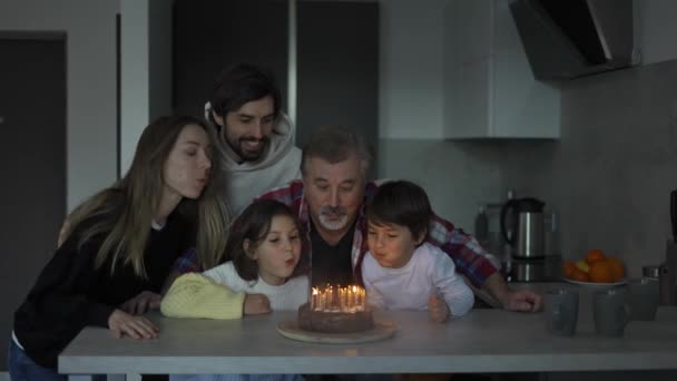 Gelukkige Grootvader Blaast Kaarsen Verjaardagstaart Omringd Door Zijn Familie — Stockvideo