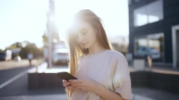 Młoda Kobieta Jasnym Słońcu Używa Telefonu — Wideo stockowe