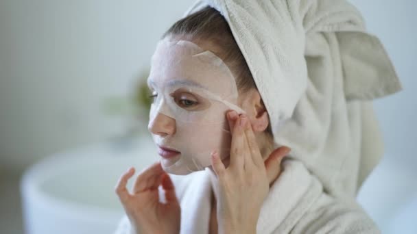 Close Una Giovane Donna Domestica Applicare Maschera Viso Tessuto Cura — Video Stock