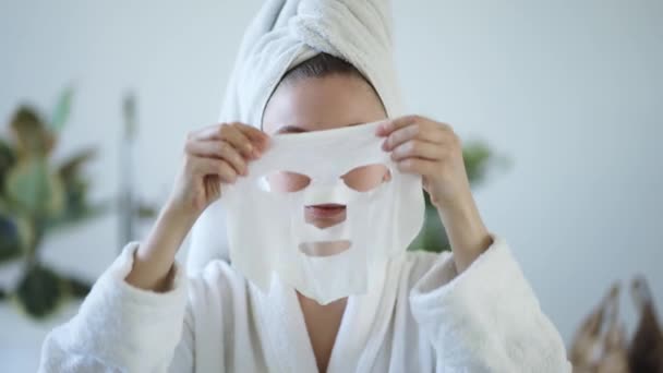 Retrato Una Joven Mujer Doméstica Aplicar Mascarilla Tejido Facial Para — Vídeo de stock