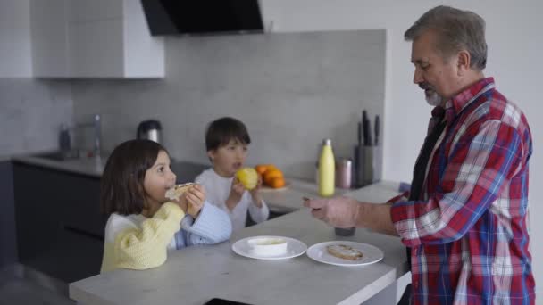 Two Small Children Eating Sandwiches Made Grandfather Slow Motion — Αρχείο Βίντεο