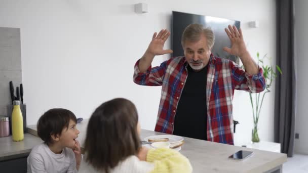 Grandparent Grandkids Talking Kitchen — Stock Video