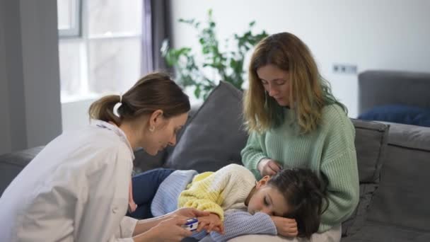 Doctor Examines Little Girl Checks Oxygen Level Moms Knees — Αρχείο Βίντεο