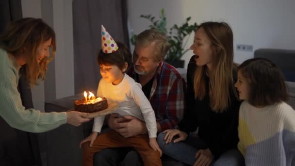 Mały Chłopiec Zdmuchuje Świece Sen Tort Kręgu Szczęśliwej Rodziny — Wideo stockowe