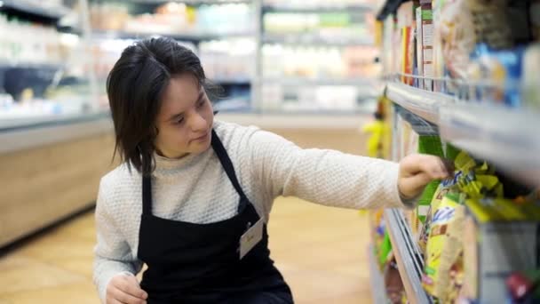 Woman Syndrome Restocking Goods Grocery Store Lower Shelf — Stok video