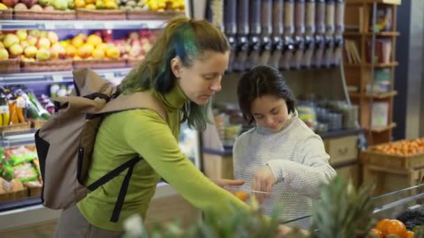 Syndrome Girl Her Mother Taking Fresh Fruits Shelf Supermarket — Stockvideo