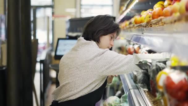 Woman Syndrome Restocking Fresh Fruits Grocery Store — Vídeo de Stock