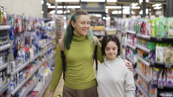 Portrait Syndrome Cheerful Girl Her Mother Supermarket — Stock Video