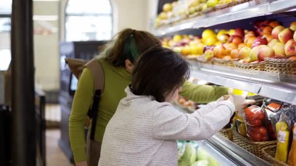 Syndrome Girl Her Mother Taking Vegetables Shelf Supermarket — Wideo stockowe