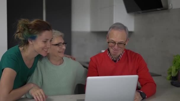 Daughter Senior Parents Together Bonding Front Laptop Slow Motion — 图库视频影像