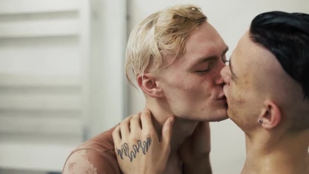Γκέι Ζευγάρι Αγκαλιάζονται Φιλιούνται Στα Χείλη Από Κοντά — Αρχείο Βίντεο