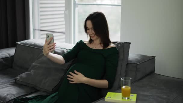 Gravid Kvinna Videochattar Mobiltelefon Hemma — Stockvideo