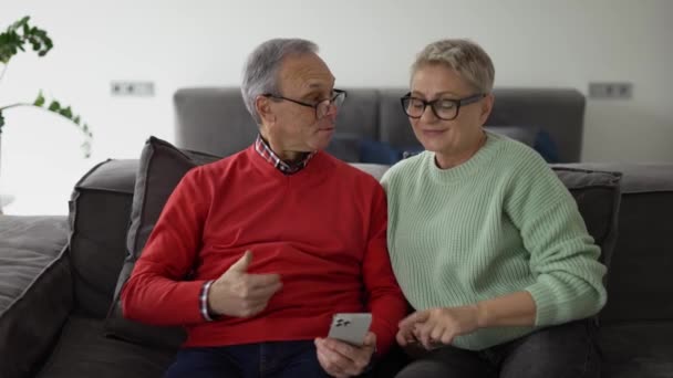 Šťastný Starší Pár Smartphone Doma — Stock video
