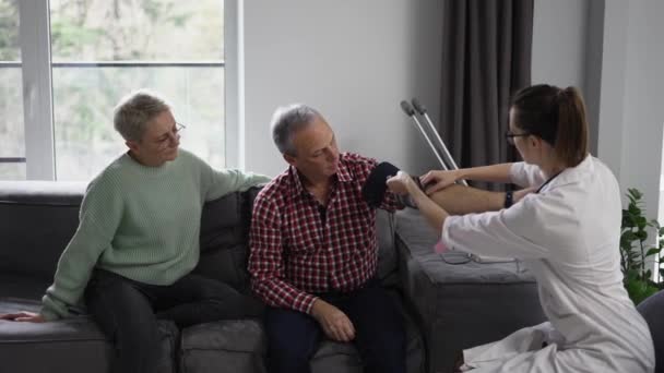 Woman Therapist Measuring Blood Pressure Senior Man Home — Stok video