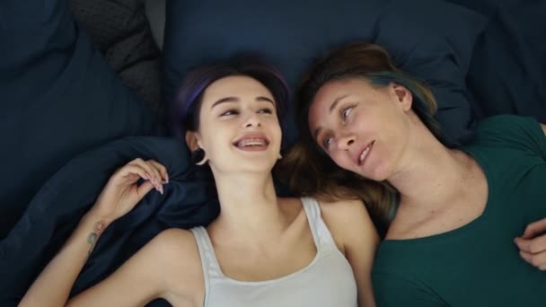 Вид Сверху Двух Молодых Женщин Лежащих Постели Разговаривающих Друг Другом — стоковое видео