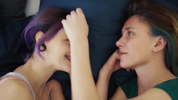 Κάτοψη Δύο Νεαρών Γυναικών Ξαπλωμένες Στο Κρεβάτι Χάδια Και Εγκεφαλικό — Αρχείο Βίντεο
