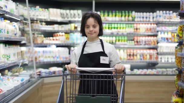 Store Employee Syndrome Pushing Shopping Cart Local Supermarket — Vídeo de Stock