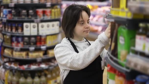 Woman Syndrome Restocking Goods Grocery Store — Stockvideo