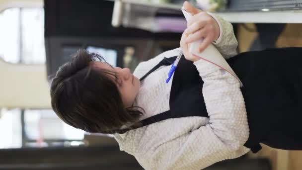 Portrait Woman Syndrome Inspecting Shelfs Goods Grocery Store Using Notebook — Stock Video