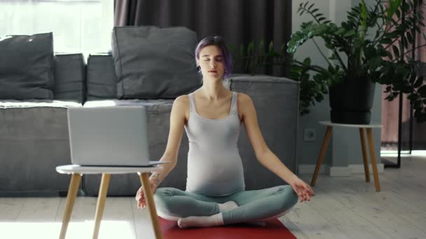 Pregnant Woman Doing Yoga Online Home Lotus Pose — Vídeo de Stock