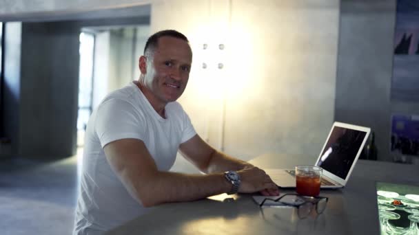 微笑的商人在总公司的笔记本电脑上工作 办公室工作场所笔记本电脑键盘上的男性专业打字 正面商人在室内看手提电脑屏幕的画像 — 图库视频影像