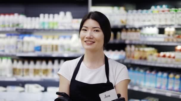 Portrait Attractive Young Asian Saleswoman Black Apron Standing Supermarket Shelves — Videoclip de stoc