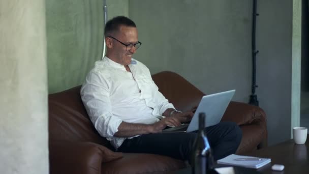 Affärsman Som Arbetar Bärbar Dator Hemmakontoret Man Professionell Skriva Laptop — Stockvideo