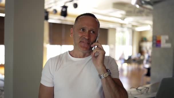 白いシャツを着た大人の男性ビジネスマンは 電話で通信し 重要なことを議論します — ストック動画