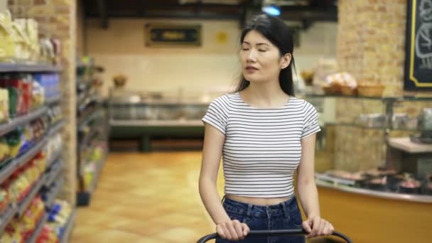Happy Asian Girl Walks Supermarket Shopping Cart Shopping Trip Daily — Vídeos de Stock