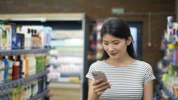 Belle Jeune Femme Européenne Tenue Élégante Avec Smartphone Moderne Nombreux — Video