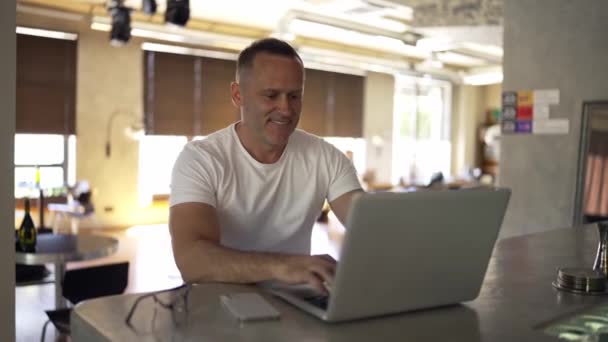 Ofiste Dizüstü Bilgisayarla Çalışan Gülümseyen Bir Adamı Işyerindeki Dizüstü Bilgisayarda — Stok video